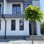 alt="Трикімнатна квартира 116м2 власне укриття та ділянка Крюківщина сучасний фасад"