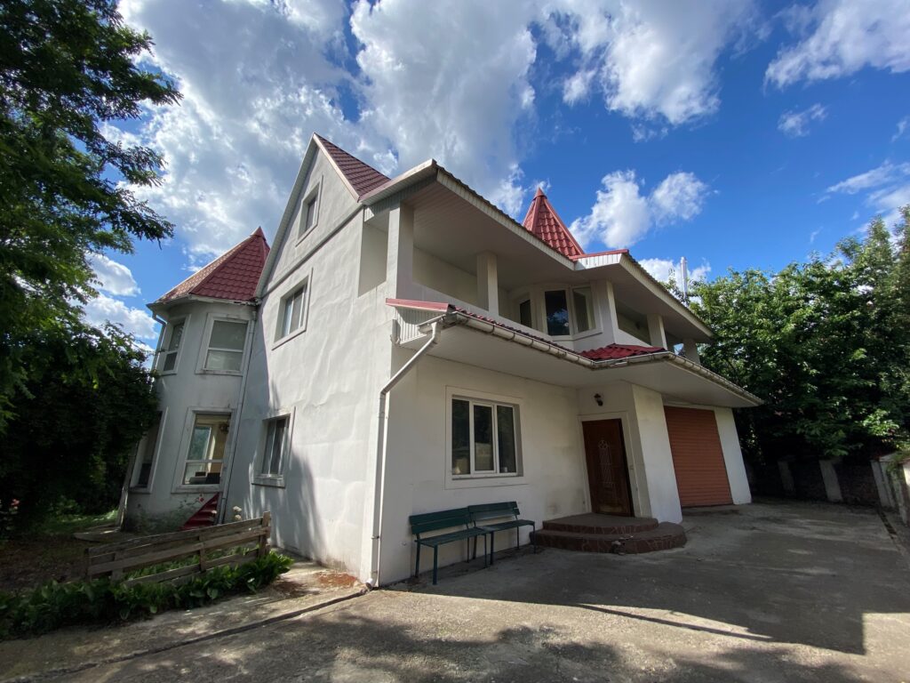 alt="Продаж будинок 308м2 у Гатному біля метро Теремки"